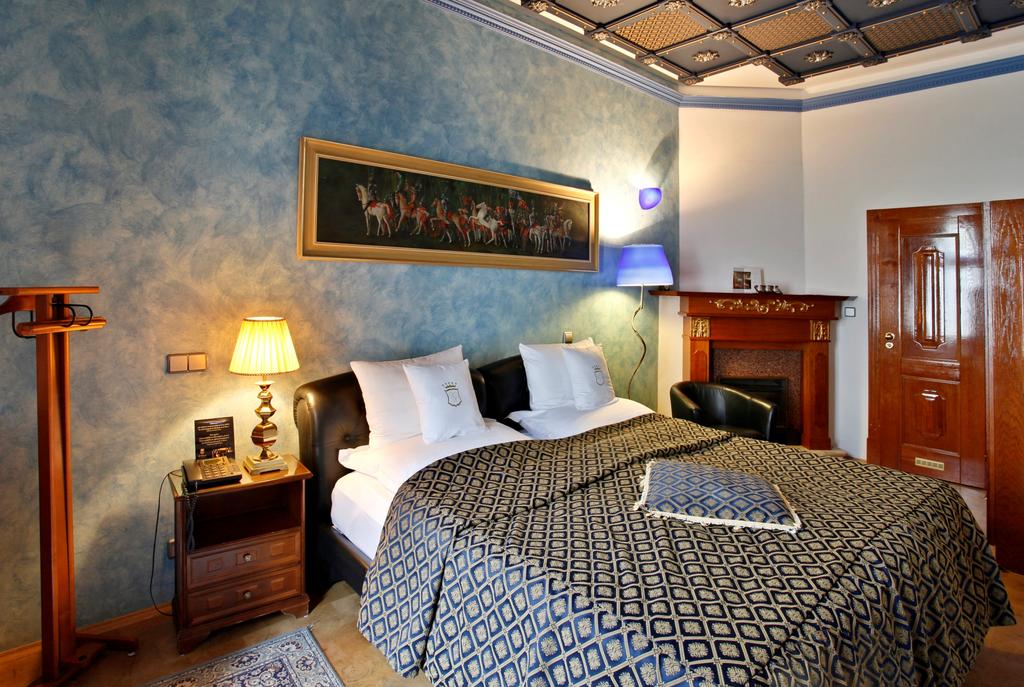 u pava hotel